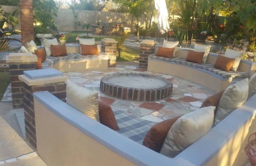 Kwekwe Apartment | Palm and rose garden flatlet