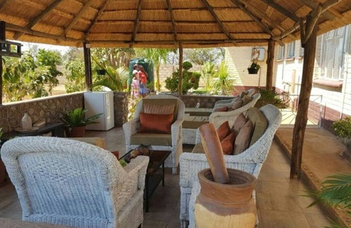 Kwekwe Apartment | Palm and rose garden flatlet