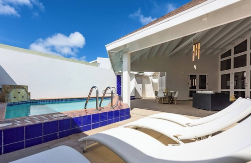 Palm Beach Villa | Palm Beach Villa - walk to the beach/hundreds of restaurants at the hotel strip!