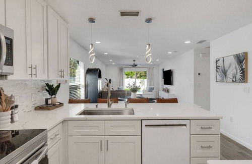 Alta Vista House | Palm Breeze Luxury * With E-Bikes & Heated Pool!*