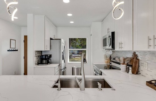 Alta Vista House | Palm Breeze Luxury * With E-Bikes & Heated Pool!*