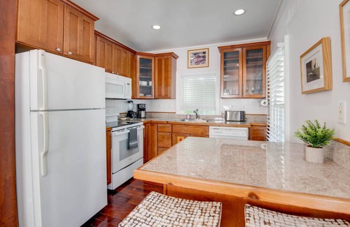 The Meadows Condo | Palm Isle: Tropical 2nd-Floor Unit, Shared Heated Pool, Near Duval St, Historic Seaport & Beaches