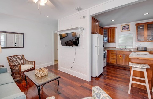 The Meadows Condo | Palm Isle: Tropical 2nd-Floor Unit, Shared Heated Pool, Near Duval St, Historic Seaport & Beaches