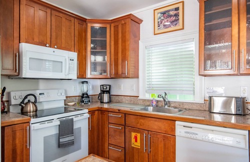 The Meadows Condo | Palm Isle: Tropical 2nd-Floor Unit, Shared Heated Pool, Near Duval St, Historic Seaport & Beaches