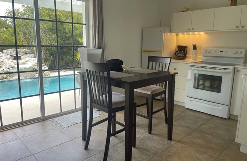 Discovery Bay Cottage | Palm Breeze Bay Cottage