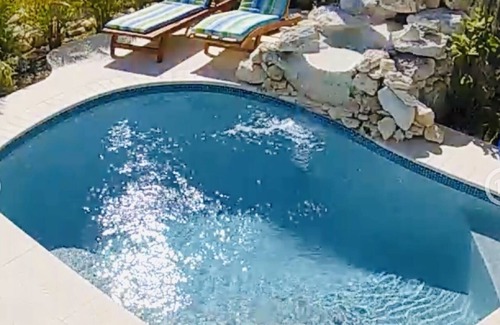Discovery Bay Cottage | Palm Breeze Bay Cottage