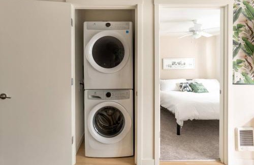 New Tacoma Apartment | Palm Theme King Bed Paid Garage 55" 4k Smart T