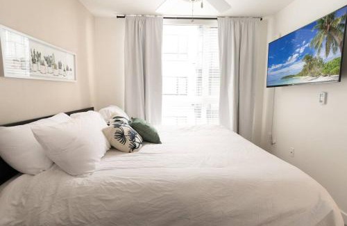 New Tacoma Apartment | Palm Theme King Bed Paid Garage 55" 4k Smart T