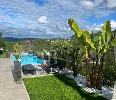 Saarburg Apartment | Palmen Oase Saarburg, Exklusives Retreat mit Pool, Palmen und traumhafter Aussicht