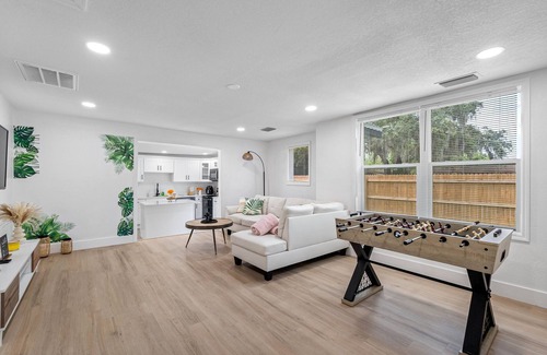 Bearss Plaza House | Palmy Paradise