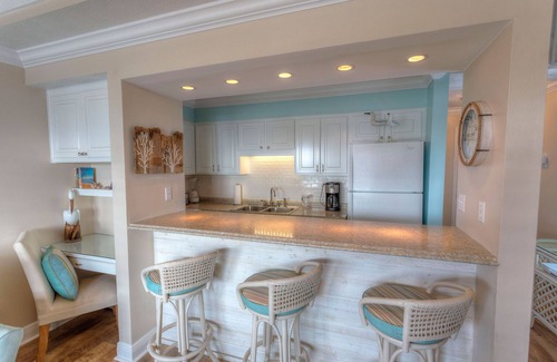 Gulf Lagoon Beach Condo | Panama Breeze! Perfect for Snowbirds! Available for November through February!