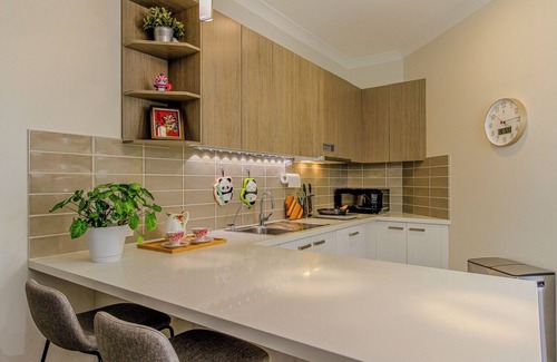 Mount Colah House | Panda Pavilion - Your Peaceful Garden View Hideout Next to National Park Valley