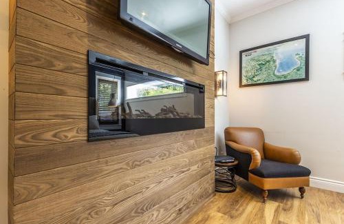 Swiss Meadows Ski Chalet | Panoramic-Blue Mountain-Balcony-Sauna-Backyard-King