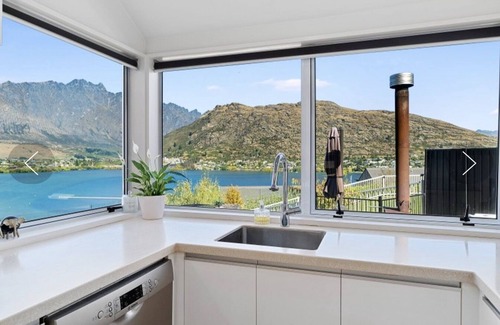 Frankton House | Panoramic lake, mountain and marina views