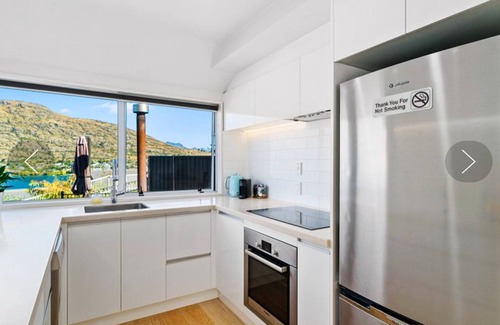 Frankton House | Panoramic lake, mountain and marina views