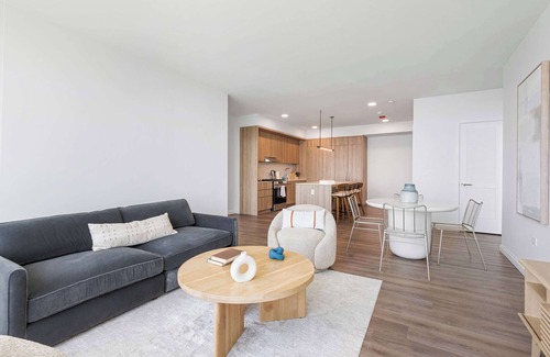 The Loop Apartment | Panoramic Lake Views: Premier Amenities for Groups