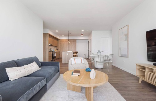 The Loop Apartment | Panoramic Lake Views: Premier Amenities for Groups