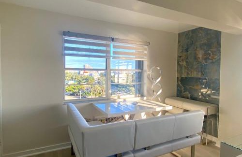 North Bay Village Apartment | Panoramic luxurious waterfront one bedroom apartment with Miami skyline view Free parking 5min drive to Miami Beach
