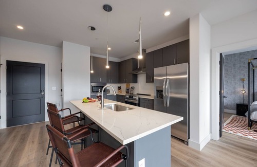 West End House | Panoramic Penthouse - Mins to Broadway - Pool & Gym