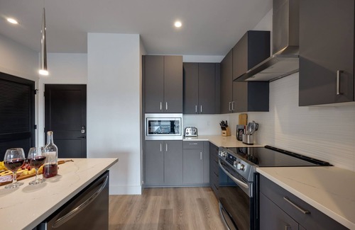 West End House | Panoramic Penthouse - Mins to Broadway - Pool & Gym