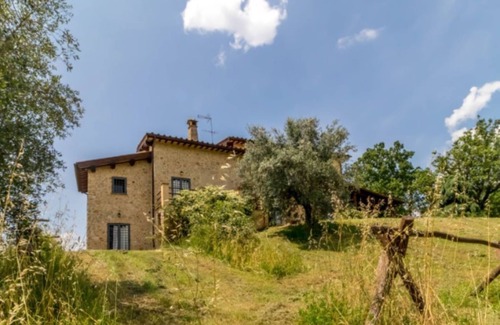 Selci House | Panoramic stone farmhouse in sabina with communal pool near