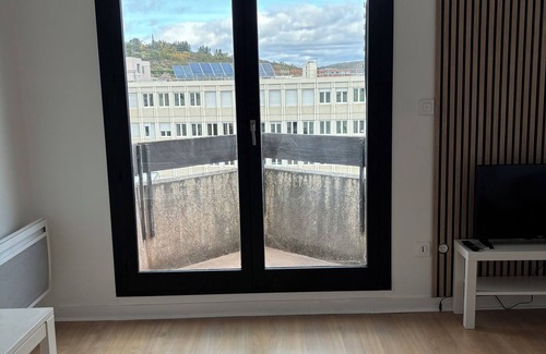 Teilhard Apartment | Panoramic view of Clermont-Fd with king-size bed