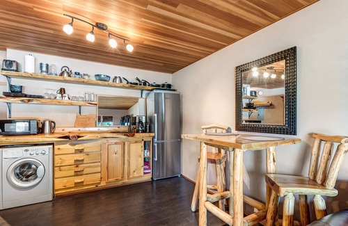 Orchard District Cottage | Panoramic views of the rippling Deschutes River w/pool access!
