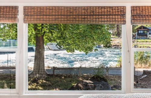 Orchard District Cottage | Panoramic views of the rippling Deschutes River w/pool access!