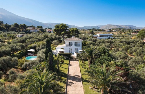 Scopello Villa | Panoramic villa with pool in front of the beach