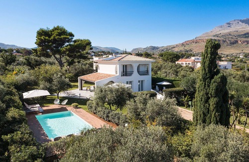 Scopello Villa | Panoramic villa with pool in front of the beach