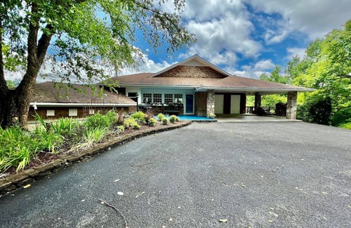 Gatlinburg - Pigeon Forge House | Panoramic Vista- Gatlinburg Hot Tub/Pool Access
