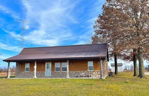 Olney Cabin | Papa's Cabin - Enjoy the peace and quiet with 40 acres and a 5 acre lake!