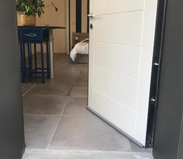 Rozzano Apartment | Papero rosso