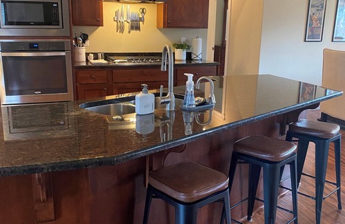 Salem House | Par 4 Fabulous 4 bedroom next to Salem Oregon Golf Course, 6 miles to downtown.