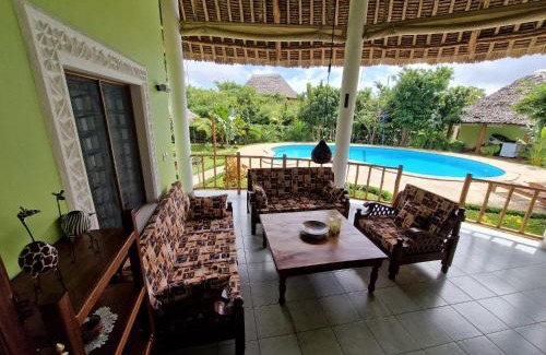 Galu House | Paradiesische Villa Maisha Mazuri mit Pool. Terrasse und Personal