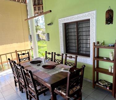 Galu House | Paradiesische Villa Maisha Mazuri mit Pool. Terrasse und Personal