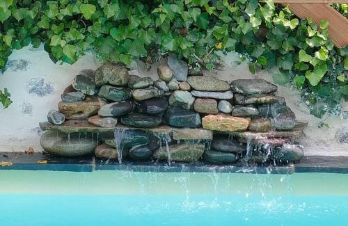 Louvie Juzon Villa | paradis perdu piscine jacuzzi billard baby-foot