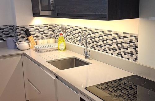 Bracknell Apartment | PARADISE - AWAY - FROM - HOME.n6 minutes walk to the train and bus station, etc.
