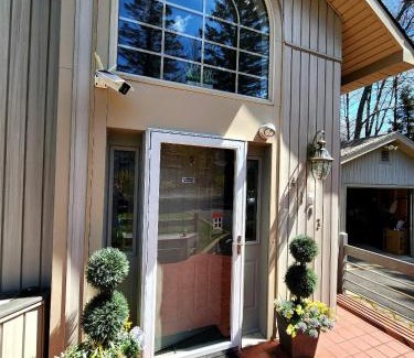 Pocono Summit House | Paradise in heart of Poconos FaSt InTeRnEt Close to All Attractions