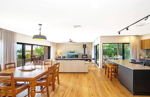 Blackwall House | Paradise Palms Waterviews