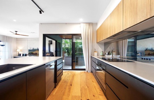 Blackwall House | Paradise Palms Waterviews