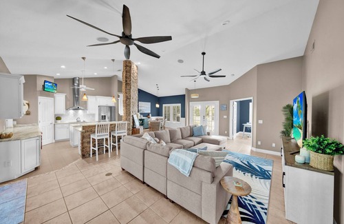 Beachview Country Club Estates House | Paradise Point: Beautiful Pool Home in Beachview!