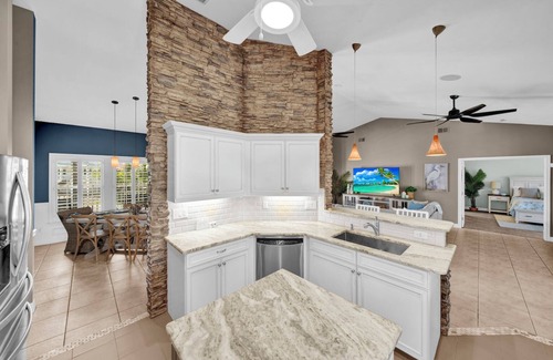Beachview Country Club Estates House | Paradise Point: Beautiful Pool Home in Beachview!