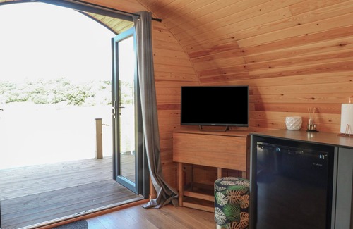 Wollerton Cottage | PARADISE, romantic, with hot tub in Hodnet