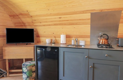 Wollerton Cottage | PARADISE, romantic, with hot tub in Hodnet