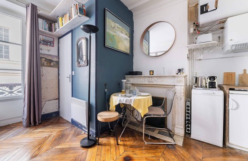 Arts-et-Metiers Apartment | Paris city beating heart cocoon studio