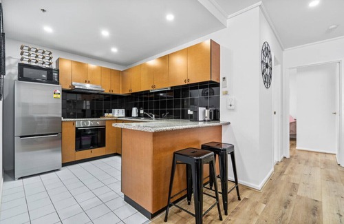 Chinatown Apartment | Paris End Chic - 2-bedroom apartment in Melbourne's Theatre District!