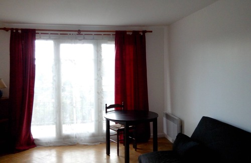 Universite Apartment | PARIS LA DEFENSE 1 double bed and 2 single beds
