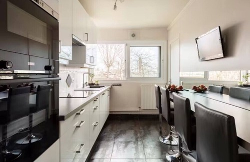 Levallois-Perret Apartment | Paris-Levallois apartment 4*: 2 bedrooms/6 people 68m2, parking, near metro/bus