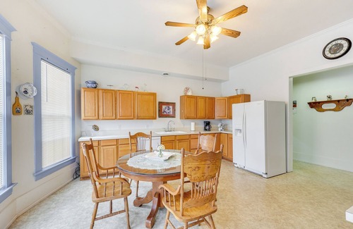 Paris Apartment | Paris Vacation Rental ~ 15 Mi to Mount Magazine!